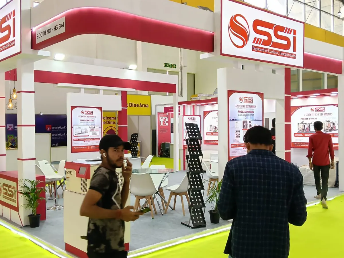 SSI Scientific Instruments corner booth with red and white portal structure